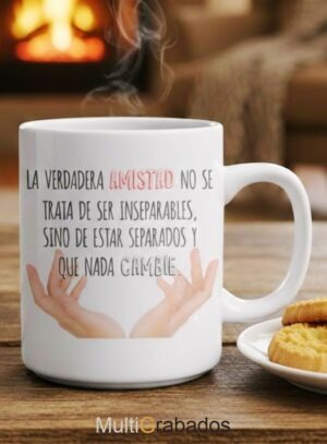 Taza blanca con frase sobre la amistad
