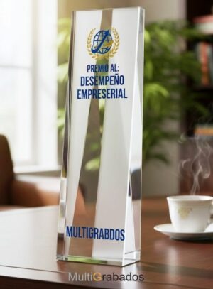 Trofeo de cristal vertical con diseño geométrico y detalles esmerilados, personalizado con el logo de Multigrabados