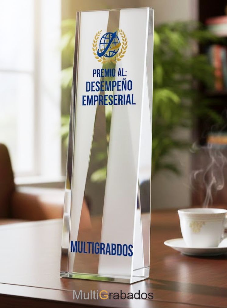 Trofeo de cristal vertical con diseño geométrico y detalles esmerilados, personalizado con el logo de Multigrabados