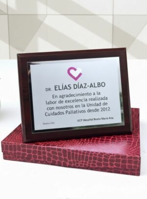 Placa homenaje aluminio y madera