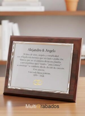 Placa conmemorativa de aluminio satinado y base de madera con grabado de 50 aniversario de bodas y símbolo de alianzas entrelazadas.