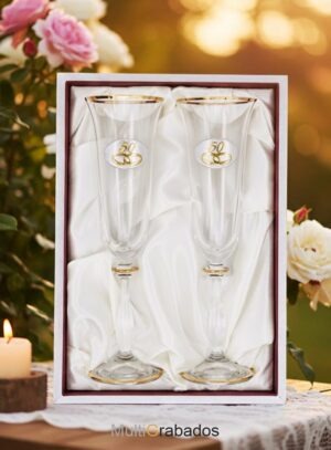 Estuche de regalo con dos copas de cava para 50 aniversario (bodas de oro) con grabado láser de alianzas y personalización.