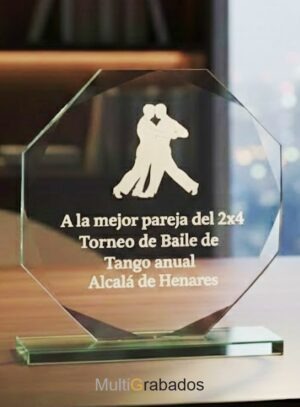 Trofeo de cristal transparente con forma octogonal y bordes biselados sobre base sólida, ideal para premios de torneos y placas de homenaje corporativo.