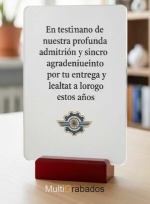 Trofeo de cristal con base de madera lustrada y grabado personalizado para asociaciones, eventos y distinciones