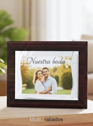 Placa conmemorativa de madera y metal