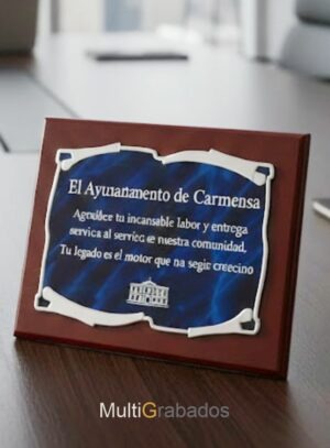 Placa de homenaje institucional modelo 4634 con base de madera lustrada y frontal de aluminio grabado con dedicatoria de Ayuntamiento