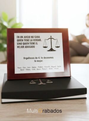 Placa de homenaje de tamaño grande modelo XXL grabada con texto de trayectoria profesional y logotipos en un entorno elegante.