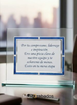 Trofeo de reconocimiento modelo 2229 con base de cristal y placa metálica grabada para premios deportivos y corporativos