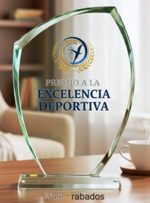 Trofeo de cristal transparente con diseño curvo moderno y base sólida, personalizado con logo a color y texto