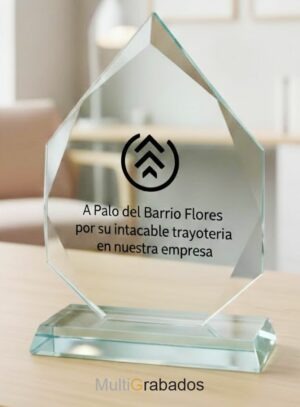 Trofeo de cristal óptico con corte en forma de diamante, base sólida y grabado personalizado para premios de reconocimiento y homenaje empresarial.