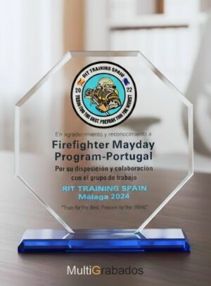 Trofeo de cristal óptico transparente con detalle decorativo en azul en la base, personalizado para eventos de reconocimiento y premios corporativos.