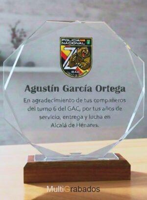 Trofeo de cristal transparente con base de madera de diseño moderno, personalizado mediante grabado para eventos de premiación y homenajes
