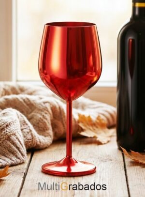 Copa de vino de diseño moderno fabricada en aluminio de color rojo con acabado metálico y base estilizada.