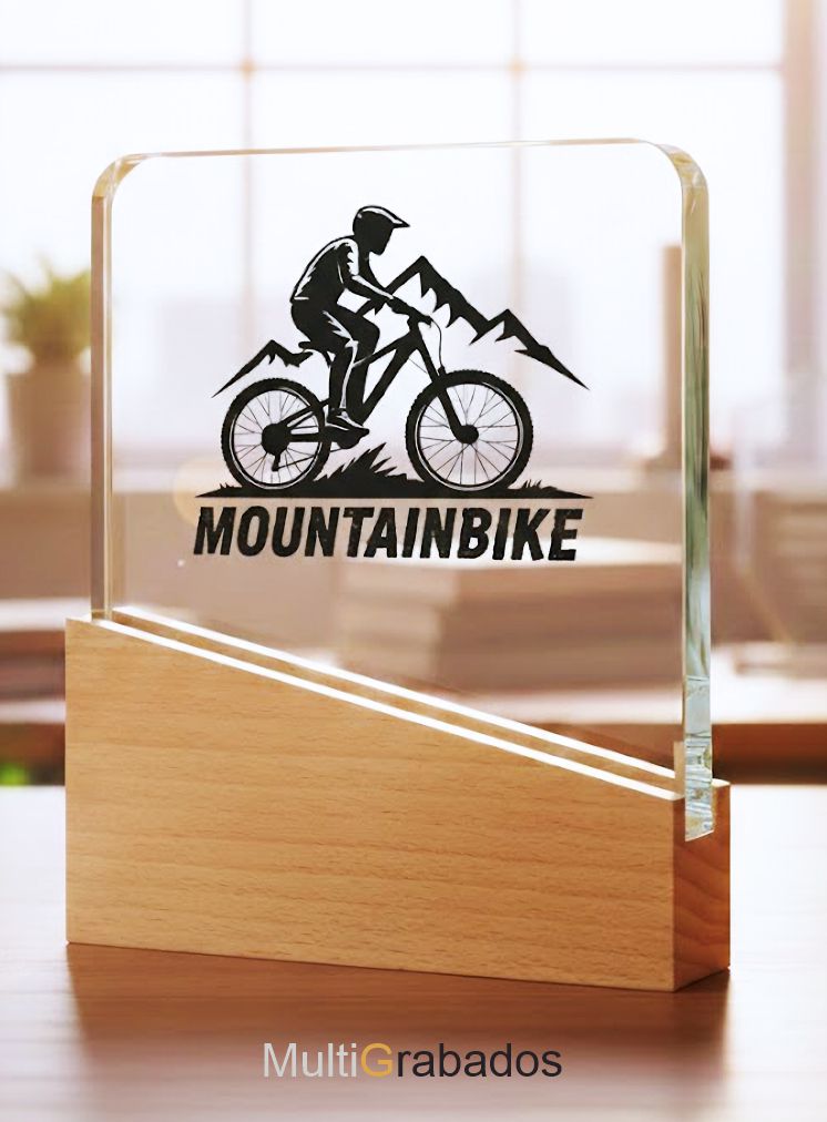 Metopa premium modelo Wood Vertu que combina madera natural y placa de cristal para grabados de alta definición.