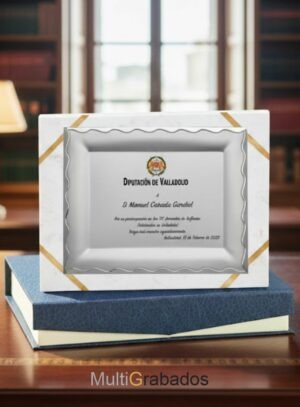Placa de homenaje modelo 5311 sobre base de piedra natural con marco decorado y estuche de presentación azul
