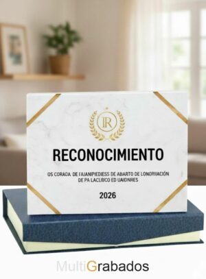 Placa de homenaje con base de mármol blanco y placa metálica personalizada junto a su estuche de lujo.
