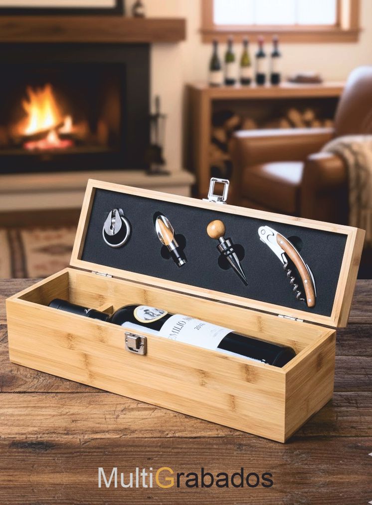 Estuche de madera de bambú para vino con set de accesorios de acero inoxidable y espacio para botella, personalizado con grabado
