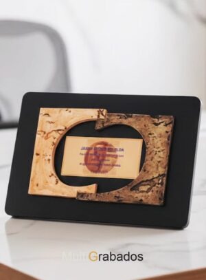 Placa de homenaje de lujo modelo 1701 con base de madera lacada satinada y placa metálica grabada con dedicatoria personalizada