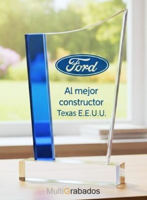 Metopa de cristal transparente con elegantes acabados laterales en color azul y grabado personalizado, ideal para premios de empresa, homenajes y ceremonias.