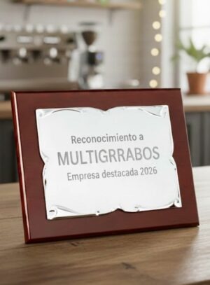 Placa de honor en madera y plata para premios y reconocimientos corporativos, con fondo de luces decorativas