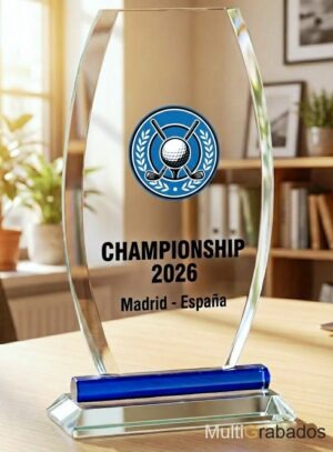 Trofeo de cristal transparente con detalle decorativo en azul en la base para eventos de premiación y homenajes corporativos