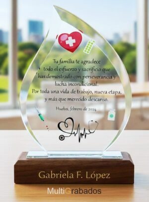 Trofeo de cristal transparente con base de madera elegante, diseñado para premiaciones, reconocimientos corporativos y homenajes personalizados