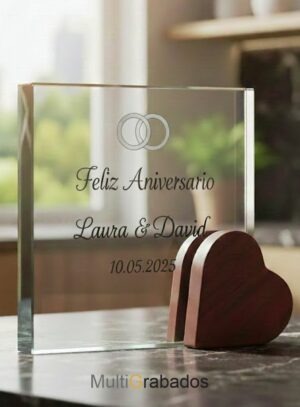 Trofeo de cristal óptico con detalle de corazón de madera para premios de reconocimiento y homenajes emotivos.