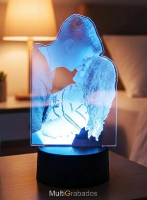 Lámpara LED de metacrilato personalizada con grabado de fotografía y base con luces de colores