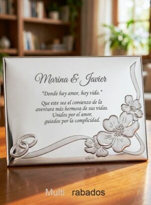 Placa conmemorativa de plata con relieve de alianzas y flores, grabada con mensaje personalizado para boda