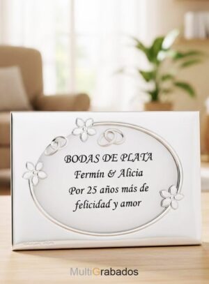 Placa conmemorativa de aniversario en plata brillo con detalle de alianzas en relieve y grabado láser personalizado.