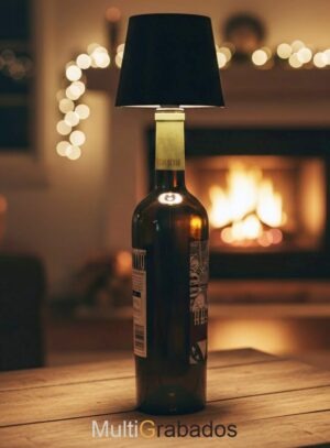 Lámpara LED negra con adaptador insertada en el cuello de una botella de vino, creando una iluminación ambiental cálida