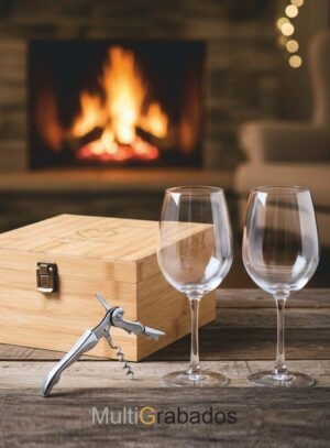 ack de regalo premium con estuche de madera de bambú, dos copas de vino de cristal de 350ml y sacacorchos profesional, listo para personalizar.