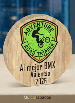 Trofeo circular de madera natural con grabado personalizado sobre una base minimalista, ideal para premios y reconocimientos modernos
