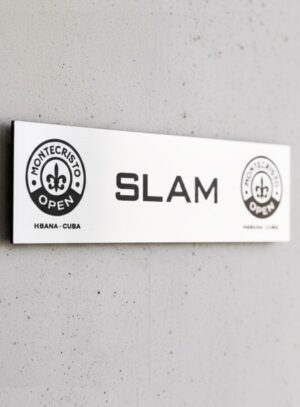 Placa de acero inoxidable satinado con grabado láser negro para señalización exterior