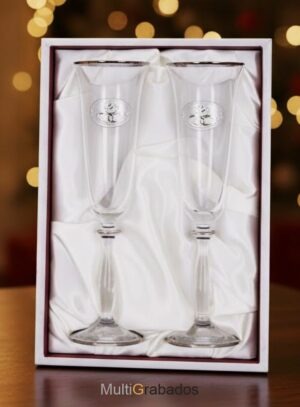 Estuche de regalo con dos copas de cava alianzas boda con grabado y personalización.