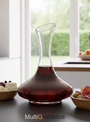 Decantador de cristal con vino tinto