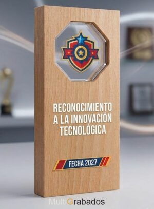 Trofeo corporativo tipo tótem en bloque de madera maciza con ventana octogonal calada que aloja un emblema de cristal